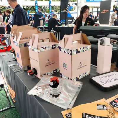 กระเป๋าพื้นผิวที่มีเนื้อเยื่อในกล่อง ถังพลาสติกที่มีสปาย เหมาะสําหรับการใช้งานบรรจุของเหลวประเภทอาหาร